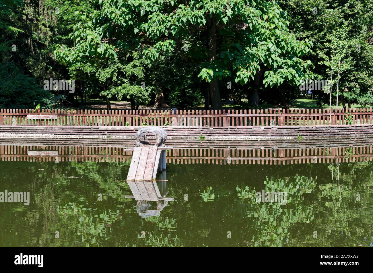 Un luogo di nidificazione per anatre costruito nel lago nella città giardino, Sofia, Bulgaria Foto Stock