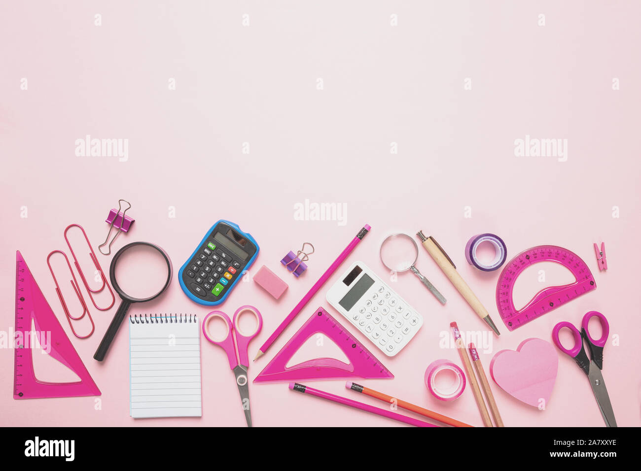 Articoli di cancelleria e forniture scolastiche su sfondo rosa, vista dall'alto Foto Stock