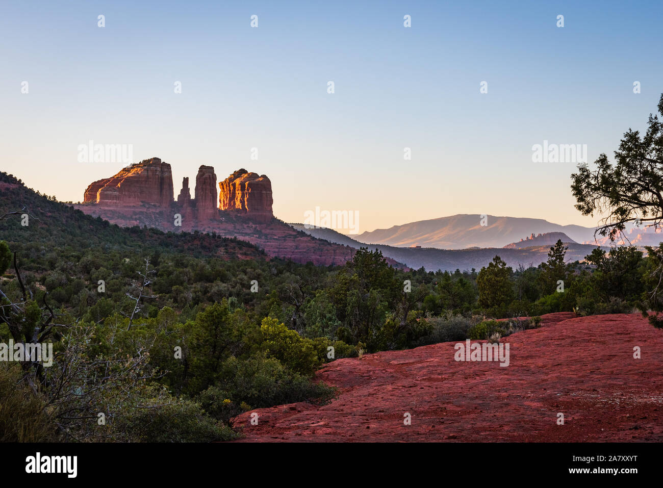 Vista al tramonto del Duomo Rock dal Bell Rock Trail a Sedona, in Arizona. Foto Stock