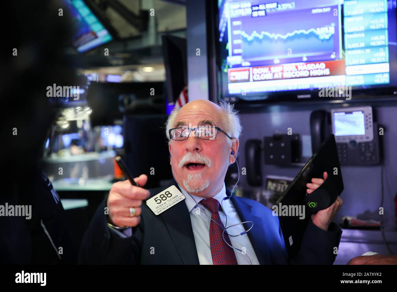 Pechino, USA. 4 Novembre, 2019. Un commerciante lavora presso il New York Stock Exchange di New York, gli Stati Uniti il 9 novembre 4, 2019. Gli stock degli Stati Uniti si è conclusa superiore su lunedì. Il Dow Jones Industrial Average rose 114.75 punti, o 0,42 percento, a 27,462.11. S&P 500 raccolse 11,36 punti, o 0,37 percento, per 3,078.27. Il Nasdaq Composite Index è stato fino 46,80 punti, o 0,56 percento, per 8,433.20. Credito: Wang Ying/Xinhua/Alamy Live News Foto Stock