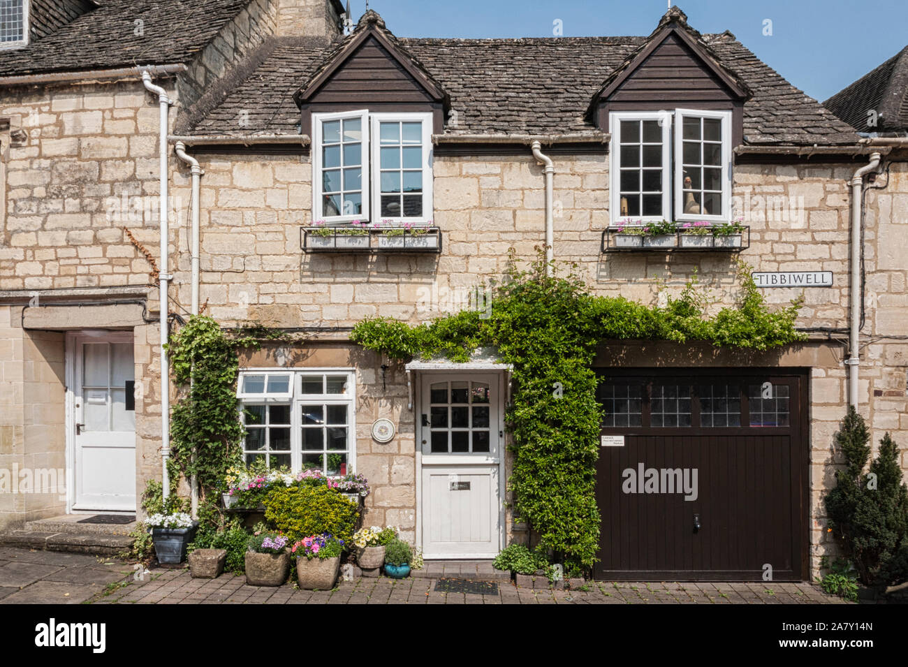 Tradizionali e tipici cottages di Painswick conosciuta come la regina del Cotswolds. Case costruite principalmente dal color miele Cotswold Stone, Regno Unito Foto Stock