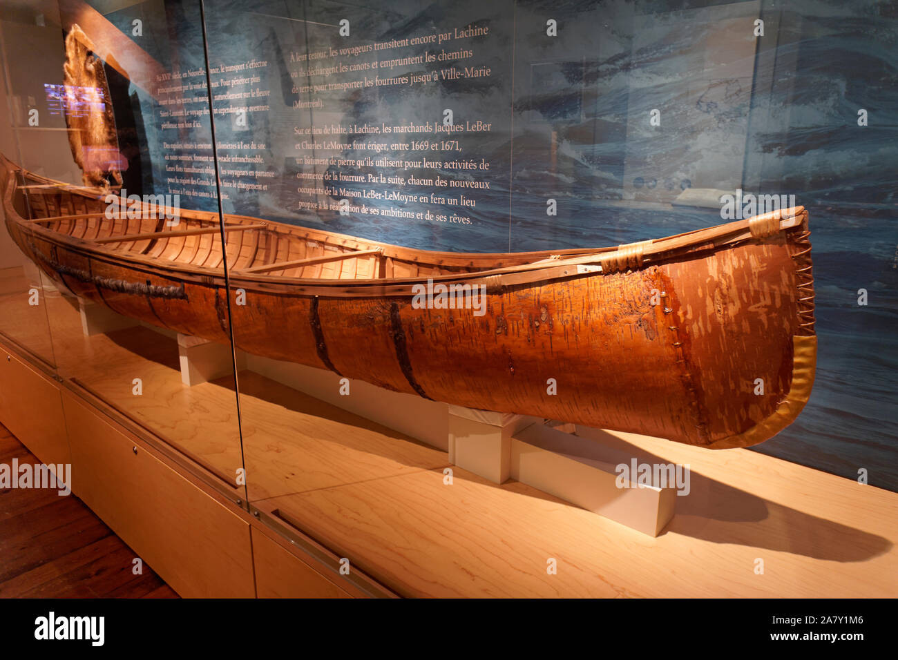Un birchbark canoe del tipo utilizzato dal francese i commercianti di pellicce, Museo di Lachine o Musée de Lachine, Montreal, Quebec, Canada Foto Stock