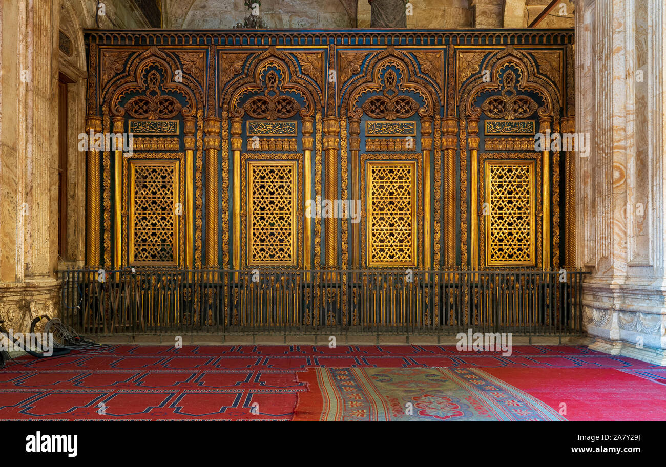 Tomba - Santuario - di Muhammad Ali Pasha con motivi floreali e geometrici decorazioni dorate, alla grande Moschea di Muhammad Ali - Moschea di alabastro - Situato nella Cittadella del Cairo in Egitto Foto Stock