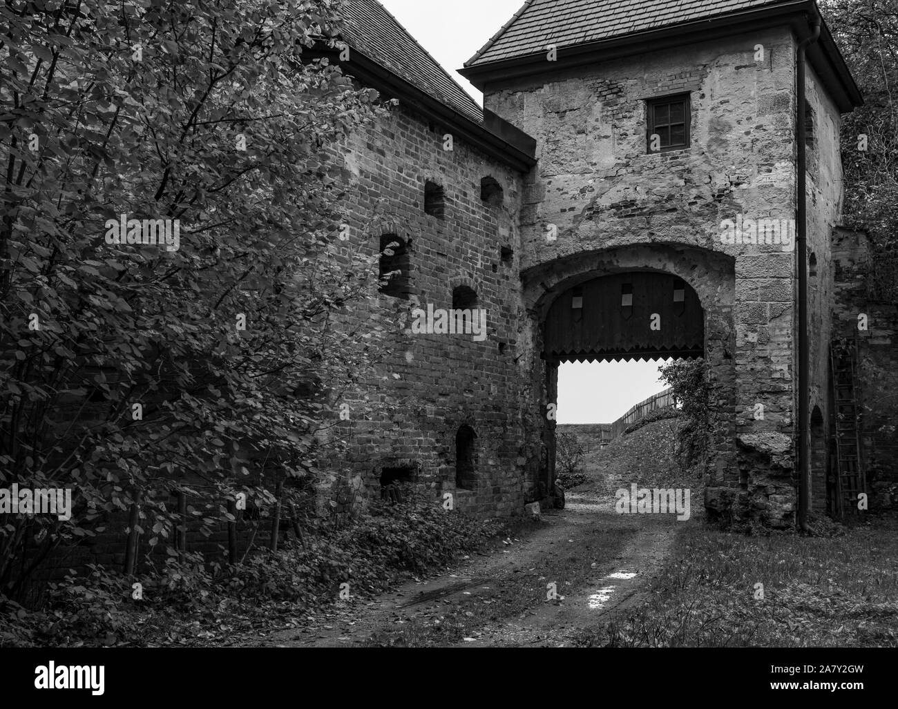 Arco scuro in un vecchio castello Foto Stock