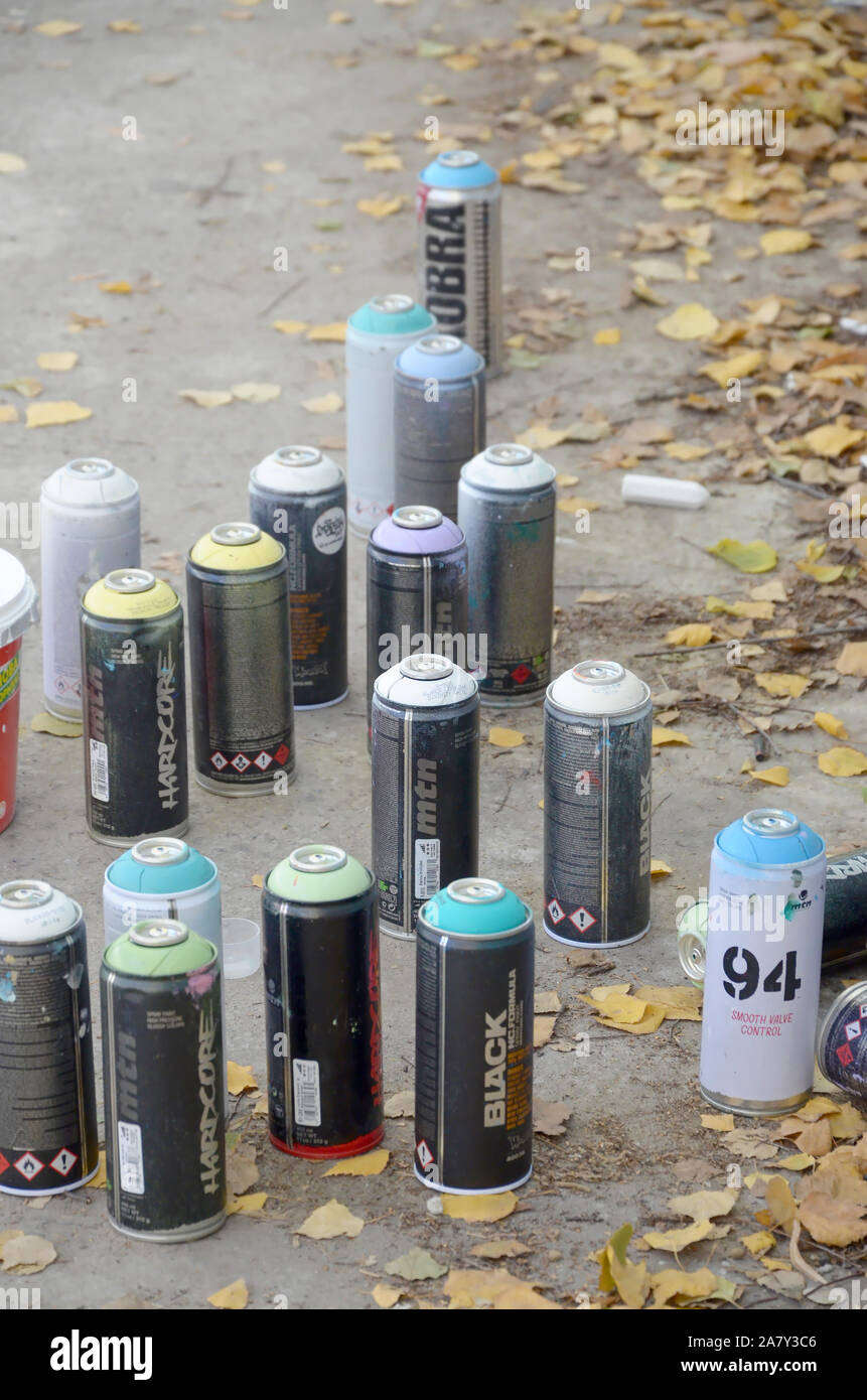 KHARKOV, Ucraina - 19 ottobre 2019: Montana mtn 94 black hardcore dope e  kobra usato bombolette spray per graffiti pittura all'aperto in autunno  foglie. Stre Foto stock - Alamy