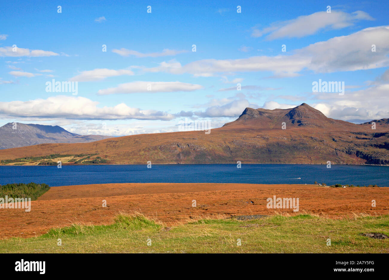 Una vista di poco Loch scopa dall'A832 strada sulla costa occidentale in Wester Ross, Scotland, Regno Unito, Europa. Foto Stock