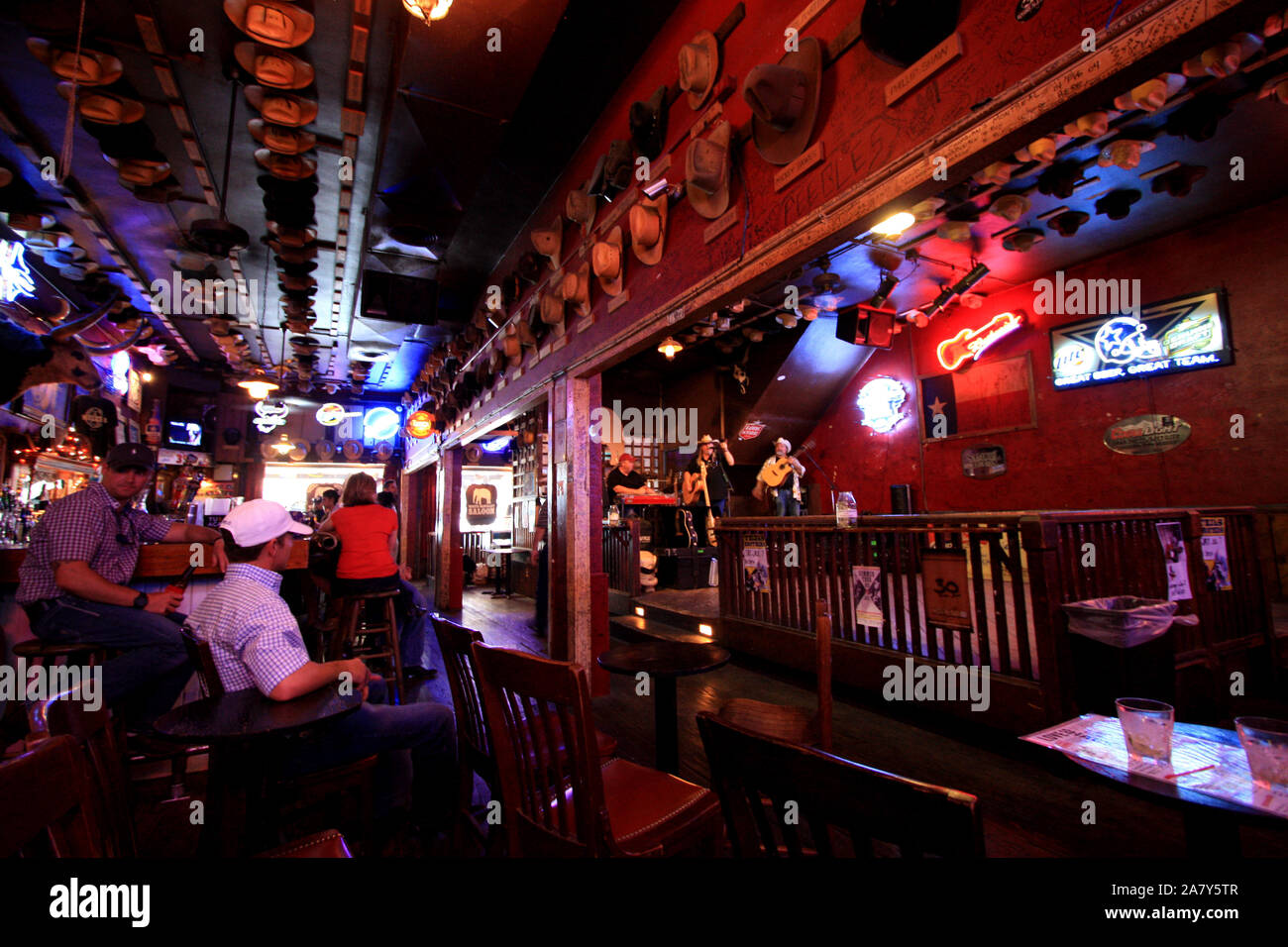 Autentica il vecchio West il sentimento e la gente ascolta American country music presso il White Elephant Saloon, storico Stockyards, Fort Worth, TX, Stati Uniti d'America Foto Stock