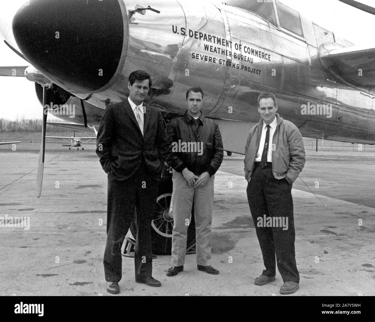 Chiudere la vista degli uomini da U. S. Department of Commerce Meteo Piano dell'Ufficio di presidenza 1950-1964 Foto Stock