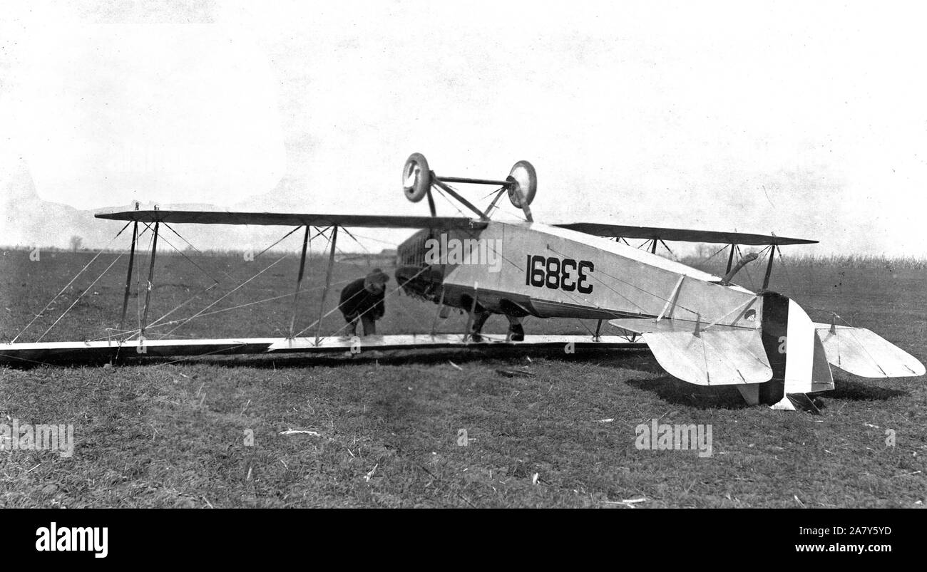 Gli aeroplani - Gli incidenti - servizio aereo. Relitto causata dal motore andando morto. Chanute Campo, ILL Foto Stock