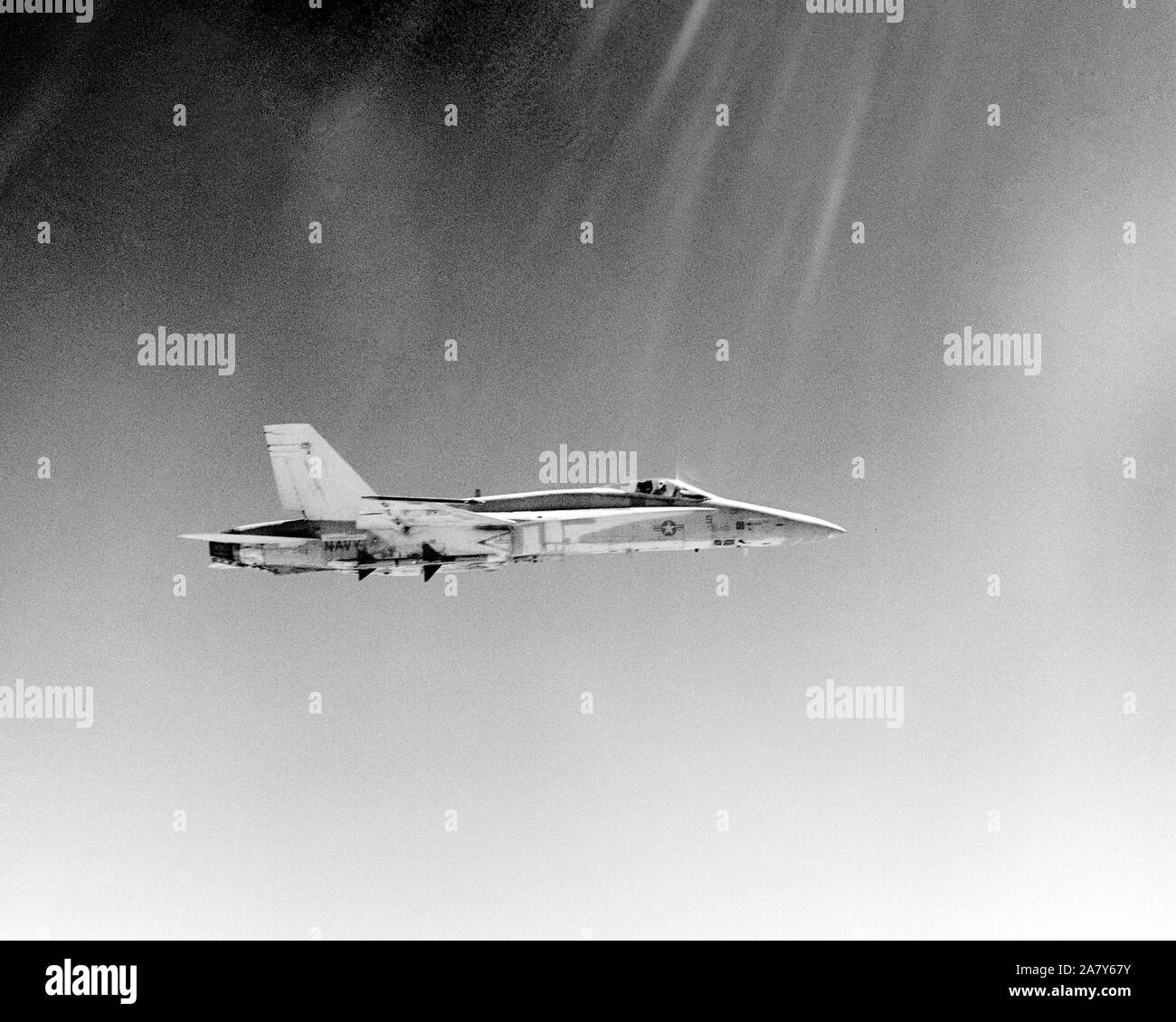 Un aria-aria - Vista laterale destra di una F/A-18A Hornet aeromobili, armati con un obiettivo-7 missile Sparrow, oltre la Cina lago Test Range, California. Foto Stock