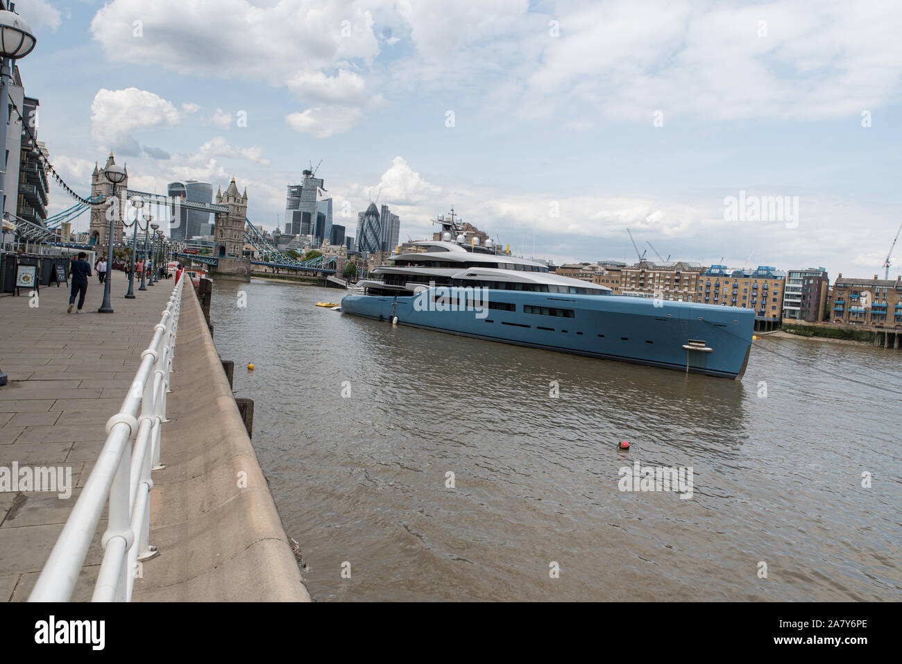 Lo yacht di Aviva III ormeggiato sul fiume Tamigi vicino al Tower Bridge appartiene al proprietario Joe Lewis. Foto Stock