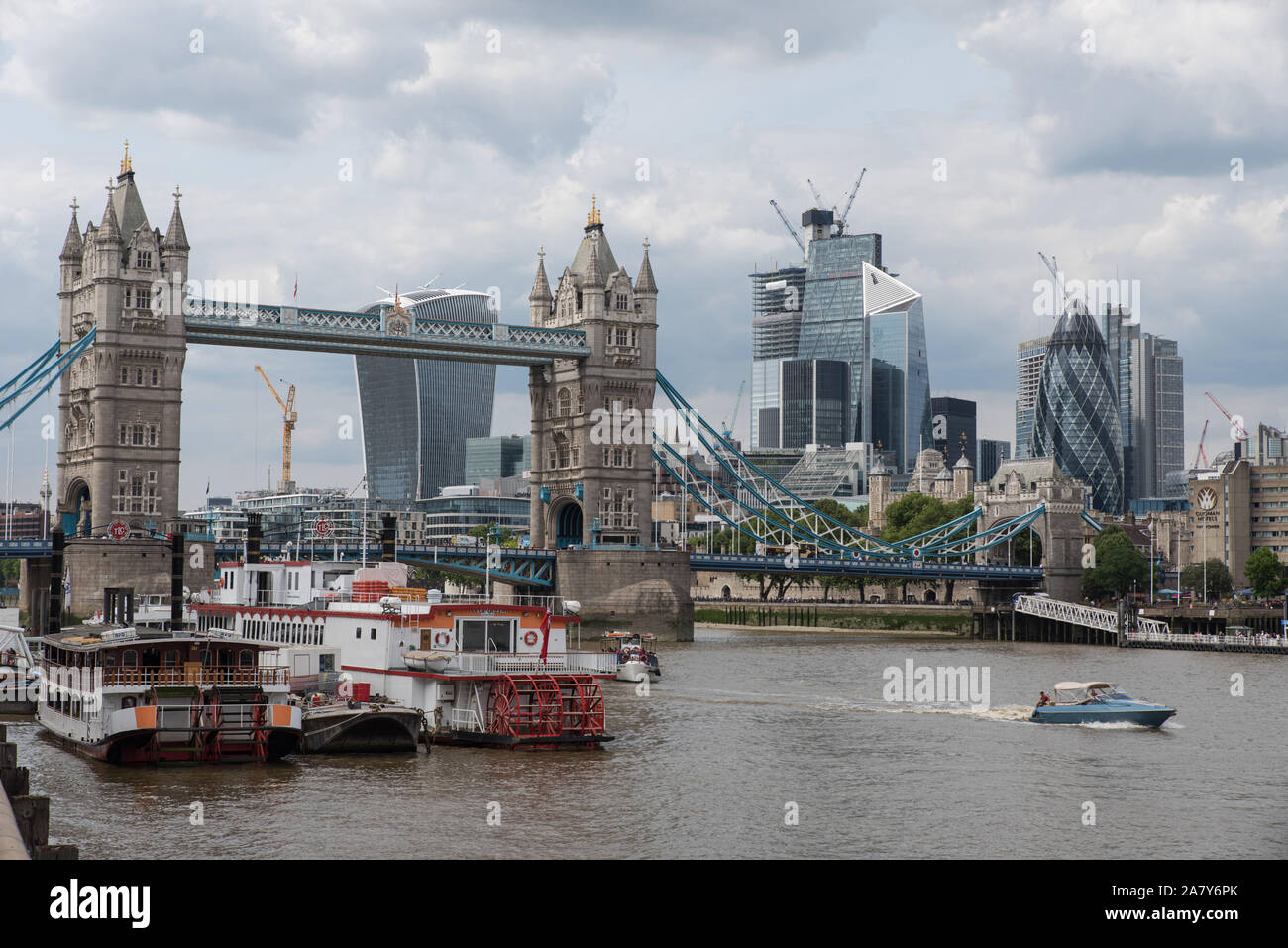 Il Tower Bridge con la City di Londra in background, Londra, Regno Unito. Foto Stock