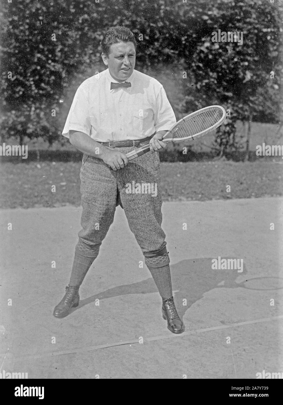 Fotografia mostra Irish American tenor cantante John McCormack (1884-1945) giocando a tennis Foto Stock