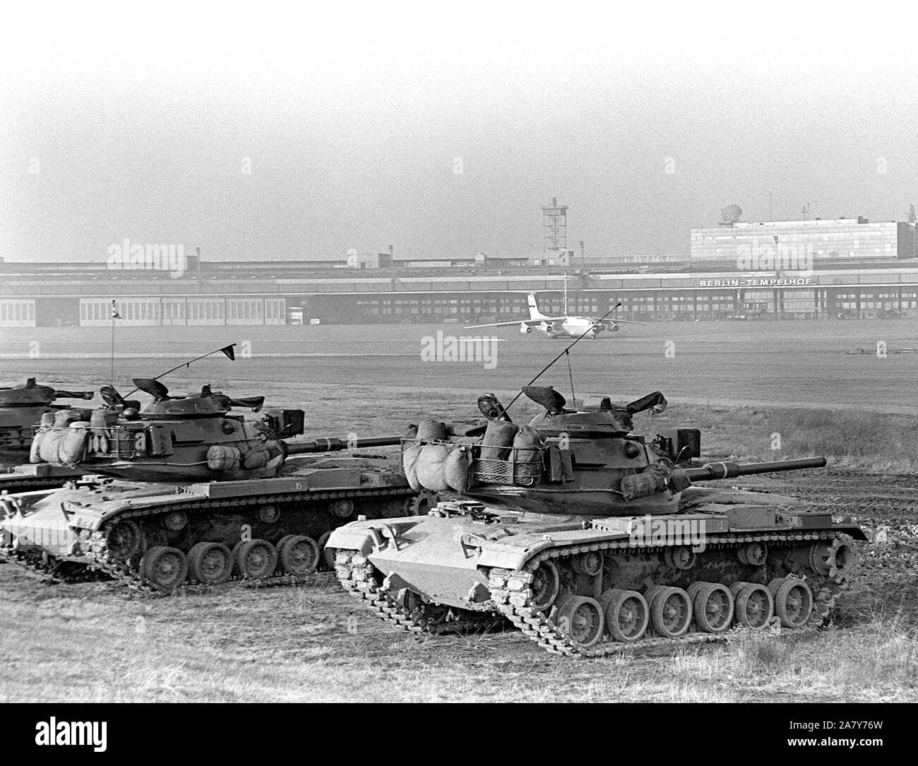 M-60 principale battaglia serbatoi di Co. F, quarantesimo Armor, Berlino Bde., subisce una combustione a secco le competenze della formazione a Tempelhof aeroporto centrale. Foto Stock