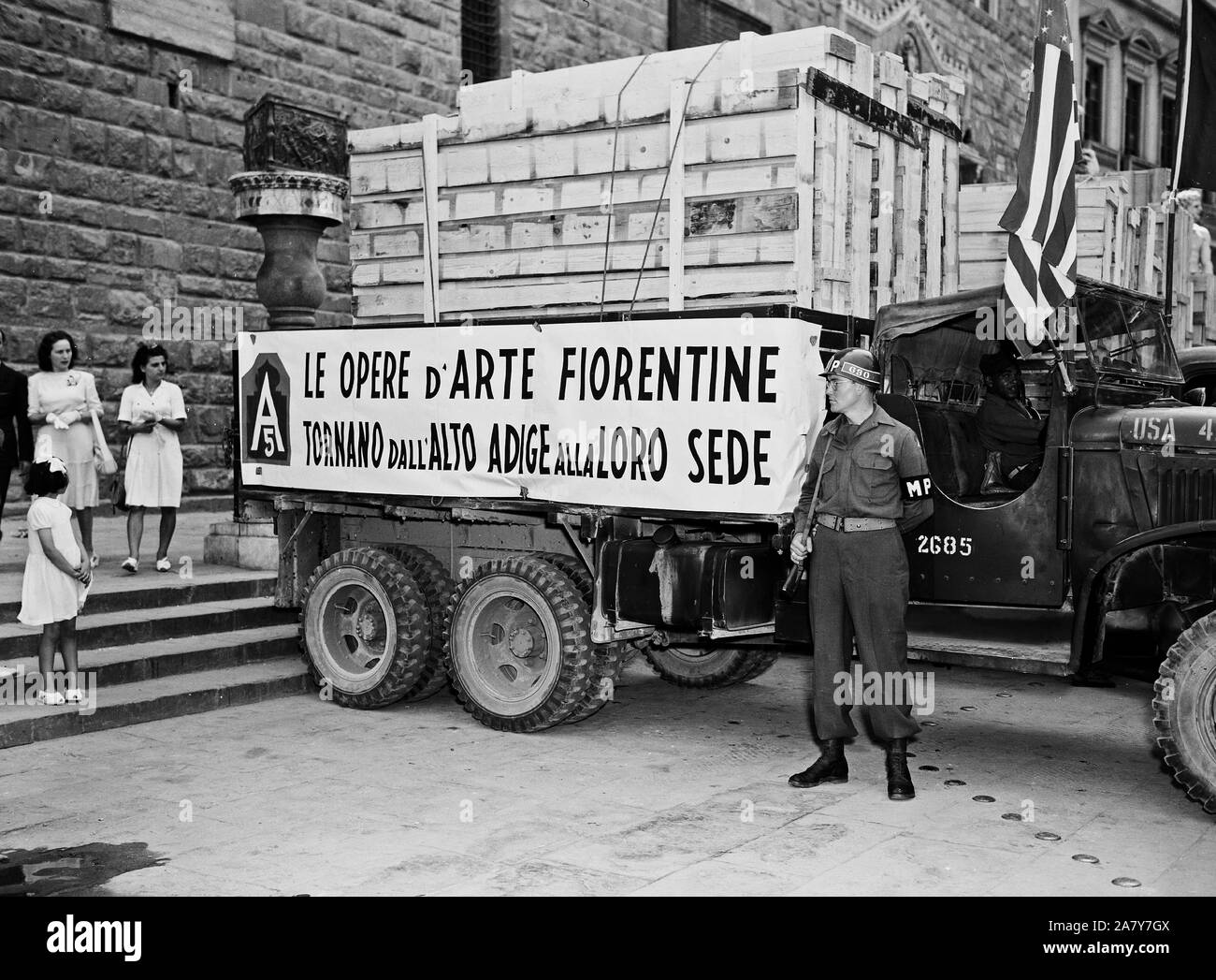 MP sta di guardia di fronte a un autocarro caricato con i tesori d'arte rubati da esercito tedesco e recuperato dagli Stati Uniti Esercito. I dipinti sono restituite alla città di Firenze. 23/07/1945 111-SC-210396 Foto Stock