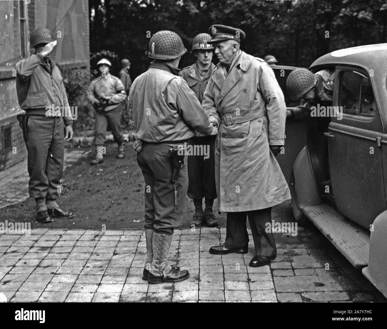 Il Mag. Gen. Norman D. Cota saluta generale George C. Marshall, U.S. Capo del personale, il Gen. Marshall's arrivo presso una sede centrale in Belgio, 10 22 44. Ventottesima Divisione, Elsenborn, Belgio Foto Stock