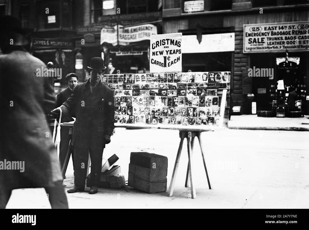 L'uomo la vendita di carte di Natale e il nuovo anno carte sulla strada di città (14th Street) in New York City, NY inizio xx secolo Foto Stock