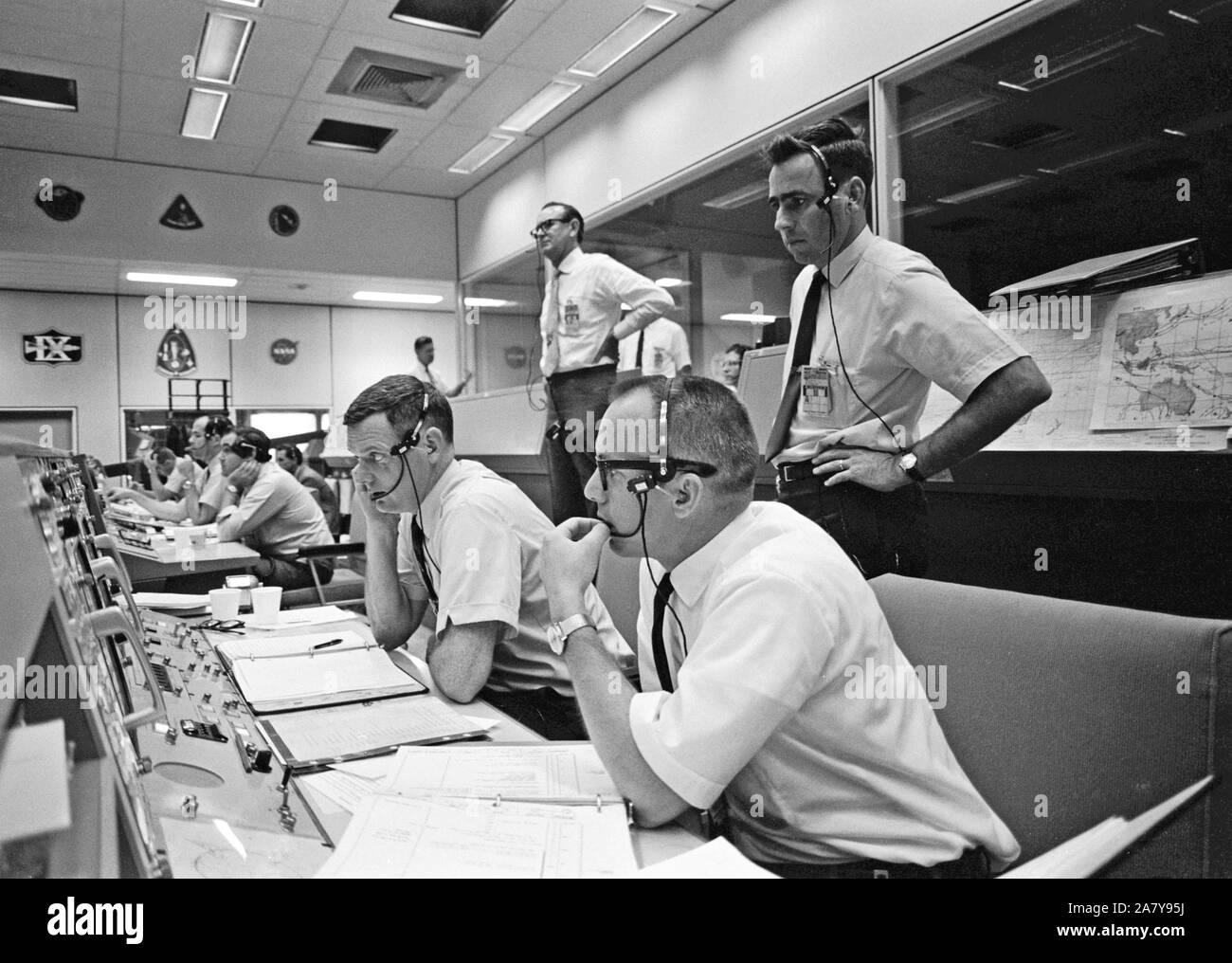 Vista di attività presso il direttore di volo della console nella missione di controllo delle operazioni in camera il Mission Control Center, edificio 30, il primo giorno dell'Apollo 10 orbita lunare missione Foto Stock
