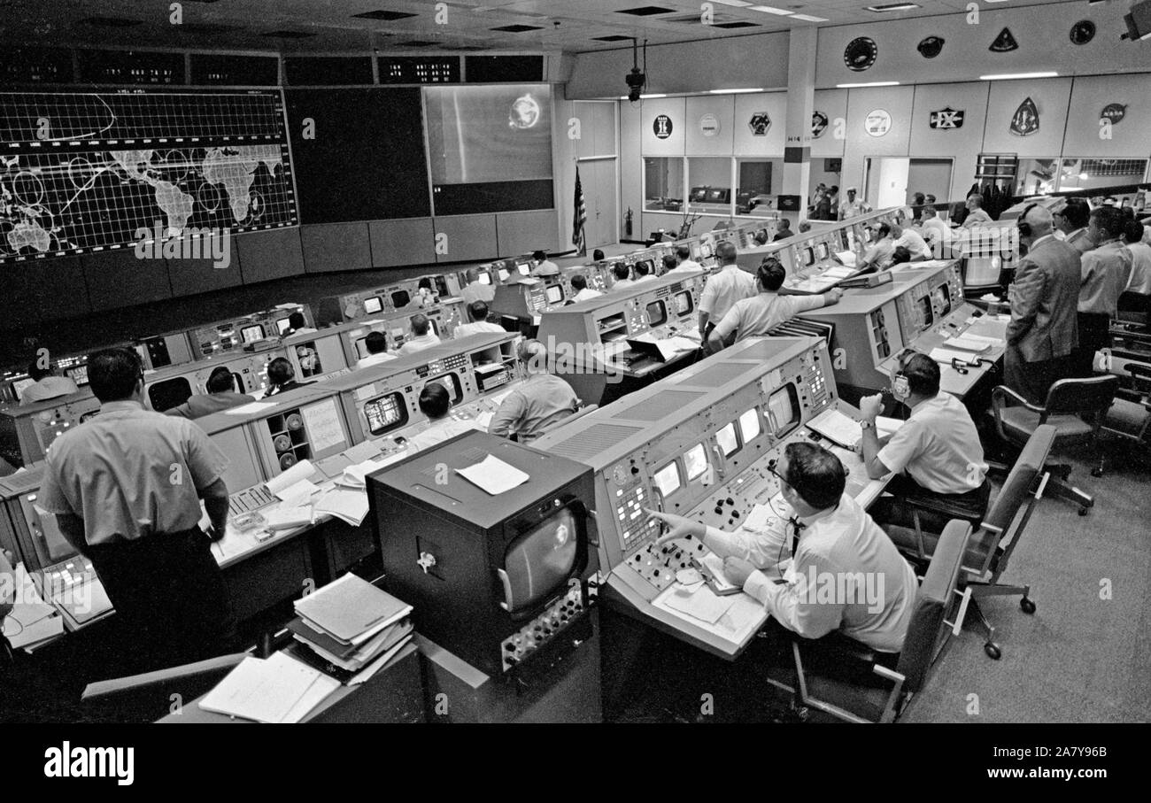 Vista generale di attività nella missione di controllo delle operazioni in camera il Mission Control Center, edificio 30, il primo giorno dell'Apollo 10 orbita lunare missione. Foto Stock