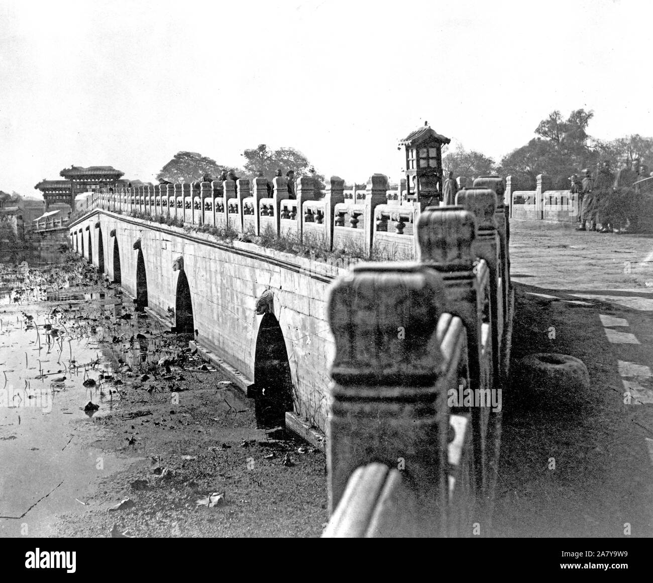 Cina - Hopeh provincia - Pechino. Ponte di marmo in città imperiale ca 1900 Foto Stock