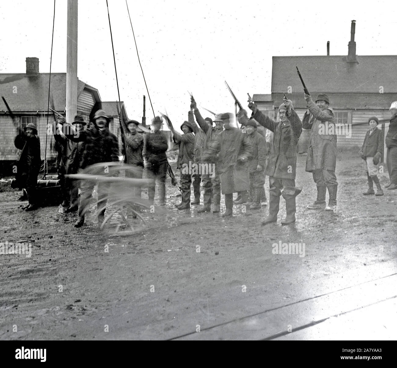 Uomini armati di ricevere notizie della pace Foto Stock