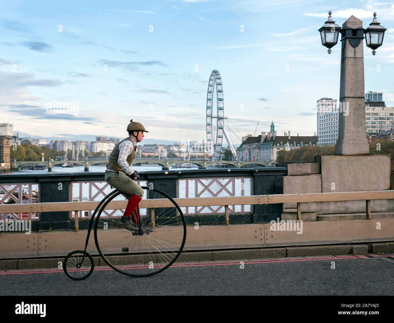 Penny Farthing bicicletta Ciclismo oltre a Lambeth Bridge London REGNO UNITO Foto Stock