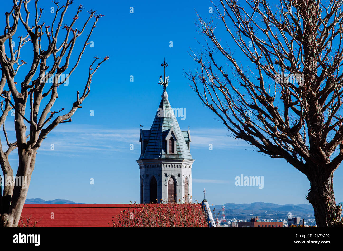 Hakodate chiesa cattolica torre campanaria contro blu cielo invernale, famosa attrazione nel quartiere di Motomachi - storico della Chiesa Cattolica Romana architetto gotica Foto Stock