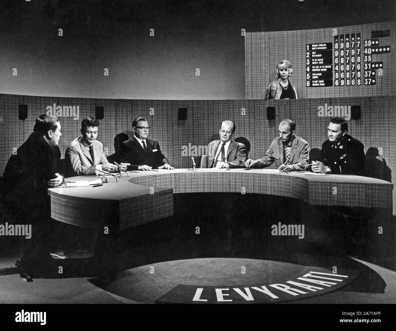 Tesvisio 1957-1965, il primo canale televisivo in Finlandia. La Giuria Rocord. Tesvisio. "Levyraati'-ohjelma, juontaja Jaakko Jahnukainen. Jäsenet Raadin: Jopi Eräkare, Mauno Maunola (Maukka Maunola), Paavo Einiö, tunnistamaton ja Auvo Nuotio. Foto Stock