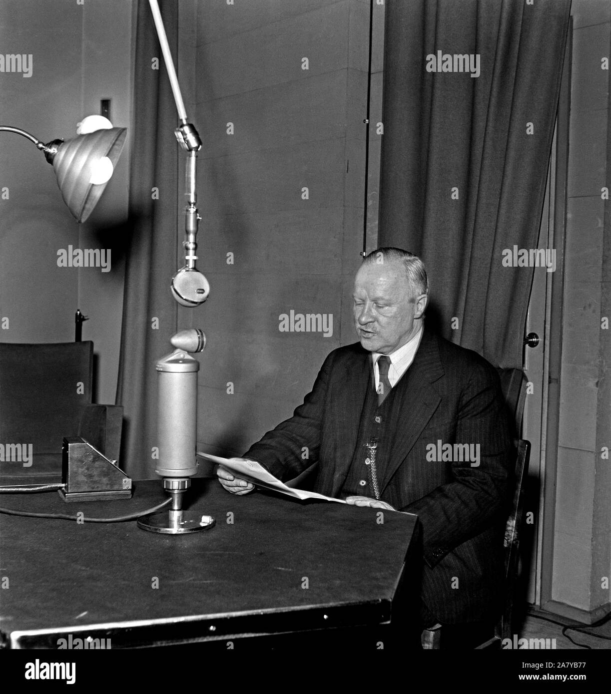 Il Ministro degli Esteri Väinö Tanner dice al popolo che la guerra d'inverno è terminato, 1940. YLE RADIO Foto Stock