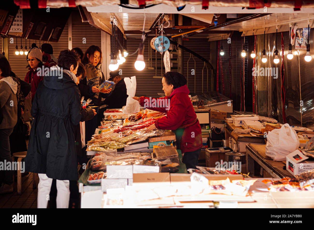 Dicembre 2, 2018 Hakodate, Giappone - negozi di frutti di mare con i venditori e i compratori ad Hakodate Asaichi mercato del pesce di Hokkaido. Famosi piatti a base di frutti di mare freschi e street Foto Stock