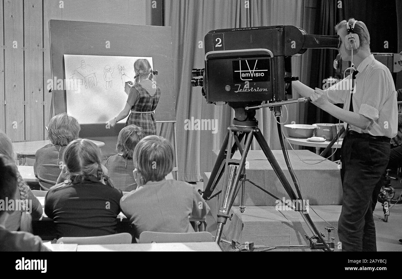 Tamvision fotocamera dell'operatore Tuomo Kurikka di film di un programma televisivo in Frenckell's studio a Tampere. YLE Foto Stock