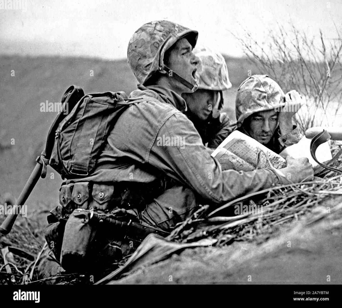 Spotter marino su Iwo Jima hanno localizzato il exaxct posizione di un nemico mitragliatrice nido e uno di loro le chiamate fuori posizione per essere ritrasmesse Foto Stock