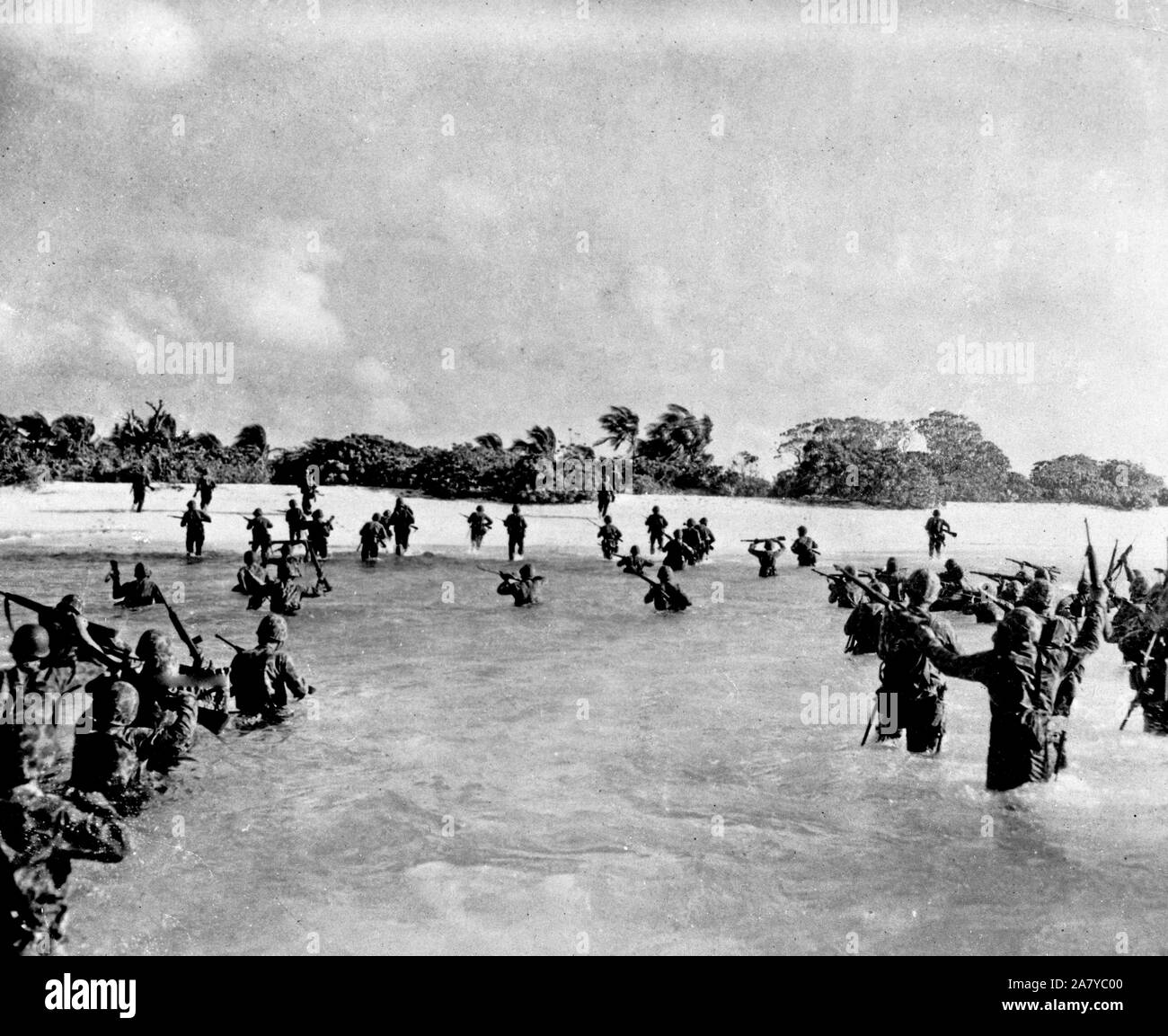 Un ondata di marines prendere questo unnamed Isola Marshall Marzo 30, 1944 Foto Stock