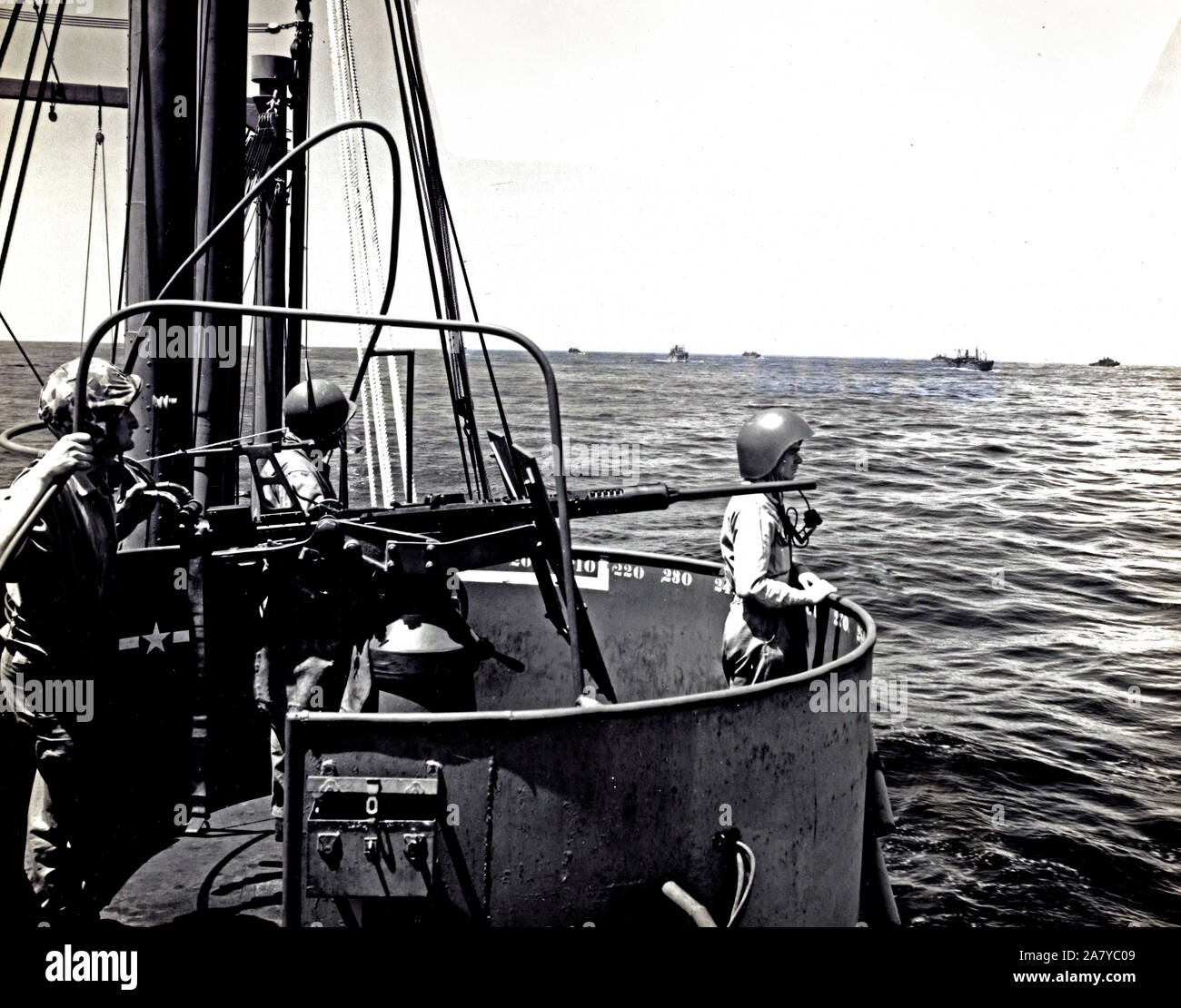 WW II - marinai che mangono armi sulla USS Zeilin Foto Stock