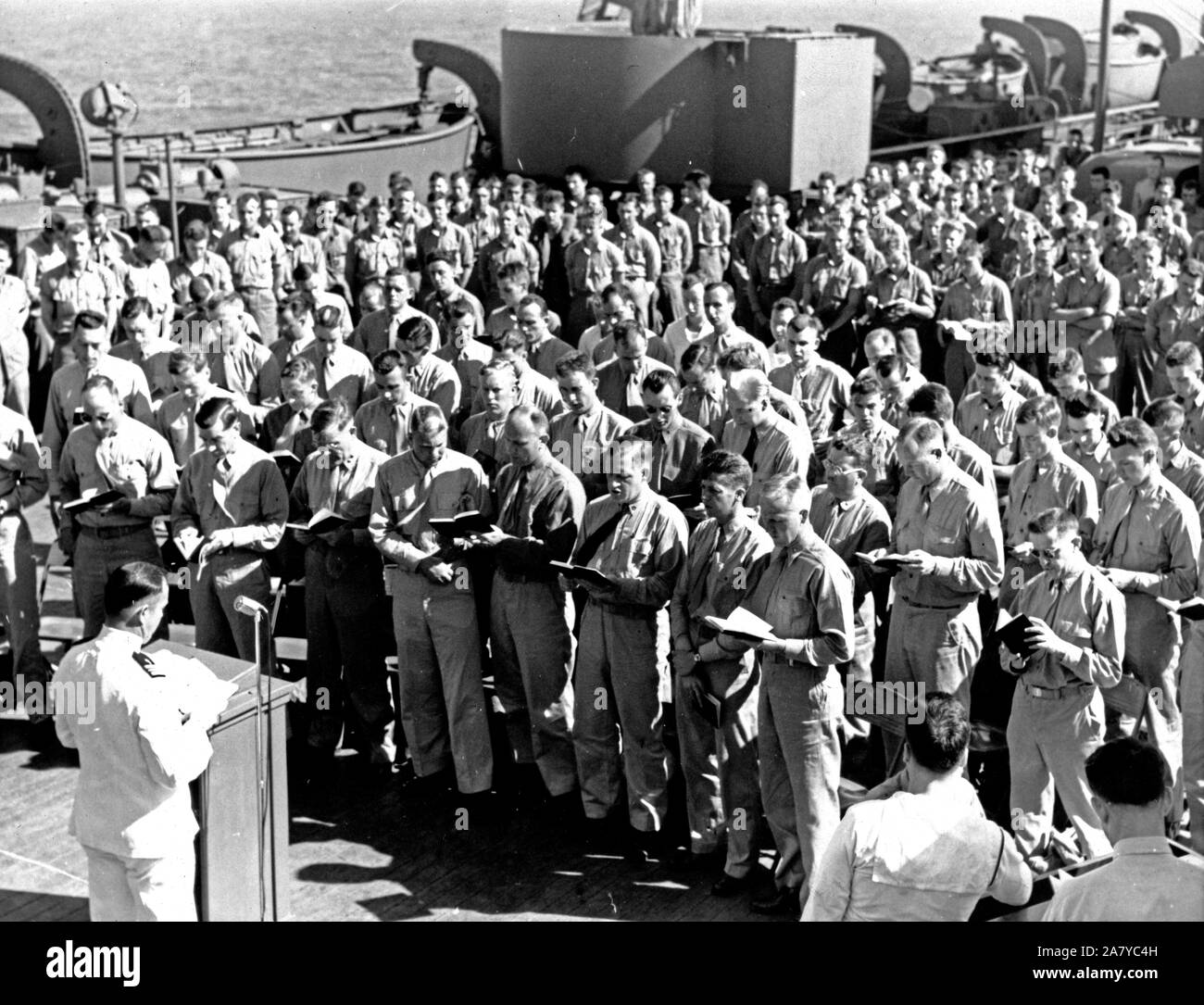 Marines nel pacifico lungo il tragitto per un'altra battaglia cantare canzoni durante i servizi di culto aboasrd una nave Foto Stock