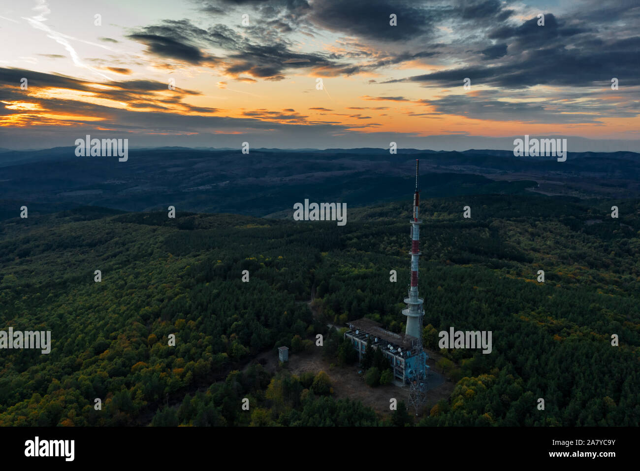 La torre della TV sulla collina al tramonto Foto Stock