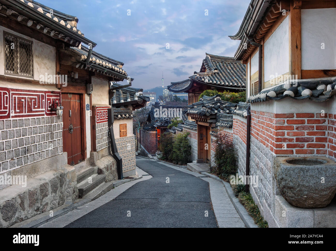 Vicolo con la vecchia architettura coreana in il villaggio di Bukchon Hanok, Seul. Foto Stock