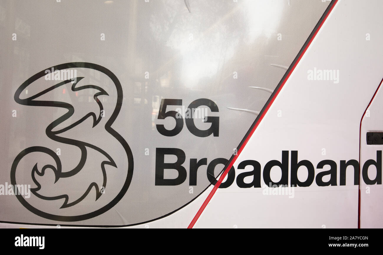 Logo della società di telefonia mobile 3 con banda larga 5G visto a Londra nel novembre 2019. Foto Stock