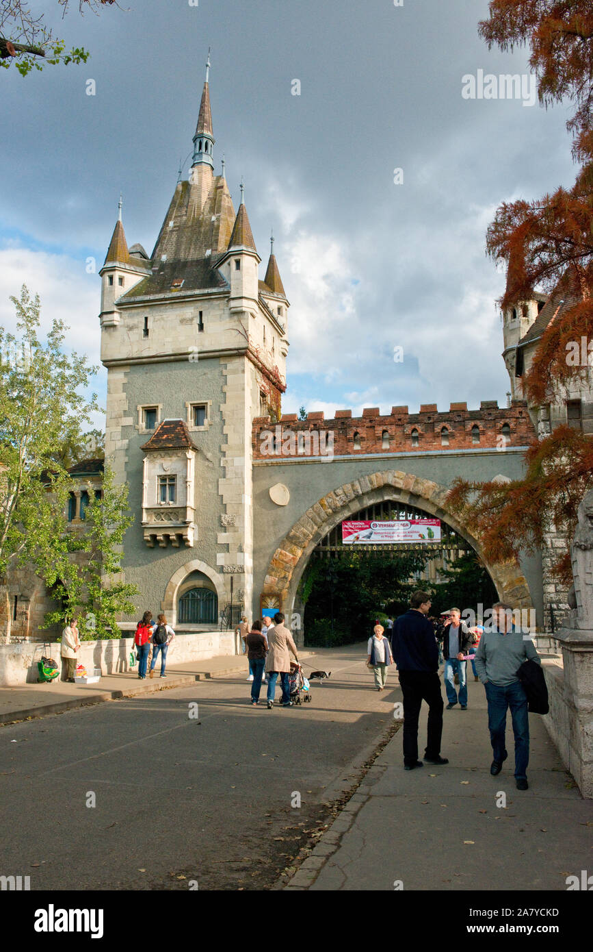 Gatehouse Torre di Castello Vajdahunyad nel parco della città. Budapest Foto Stock