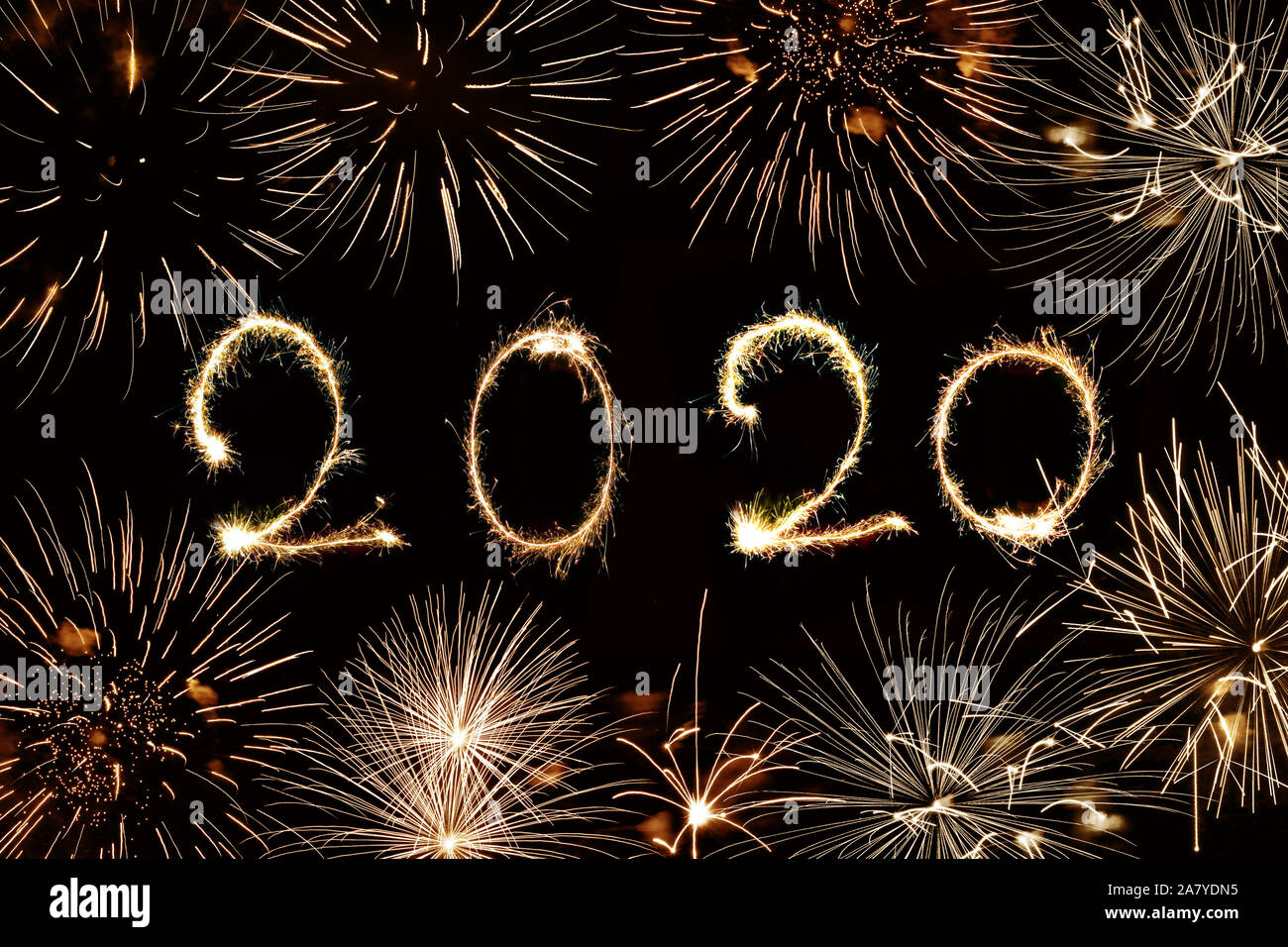 2020 scritto con scintille e fuochi d'artificio, auguri di inizio anno Foto Stock