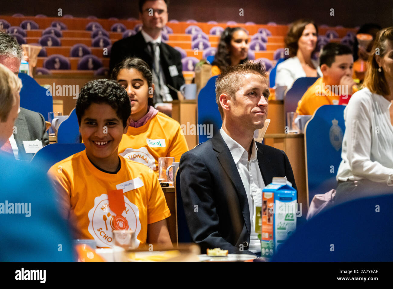DEN HAAG, 05-11-2019, Binnenhofontbijt ProDemos a. Parlamento olandese deputati hanno la colazione con i bambini a causa della settimana Schoolontbijt. SP membro del parlamento Michiel van Nispen Foto Stock