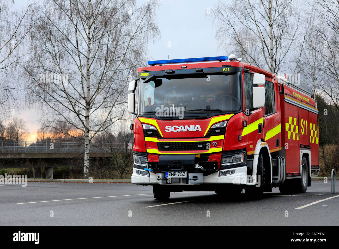 Nuovo Scania P CrewCab camion dei pompieri di Salo fuoco e al dipartimento di soccorso su parcheggio. Salo, Finlandia. Il 3 novembre 2019. Foto Stock