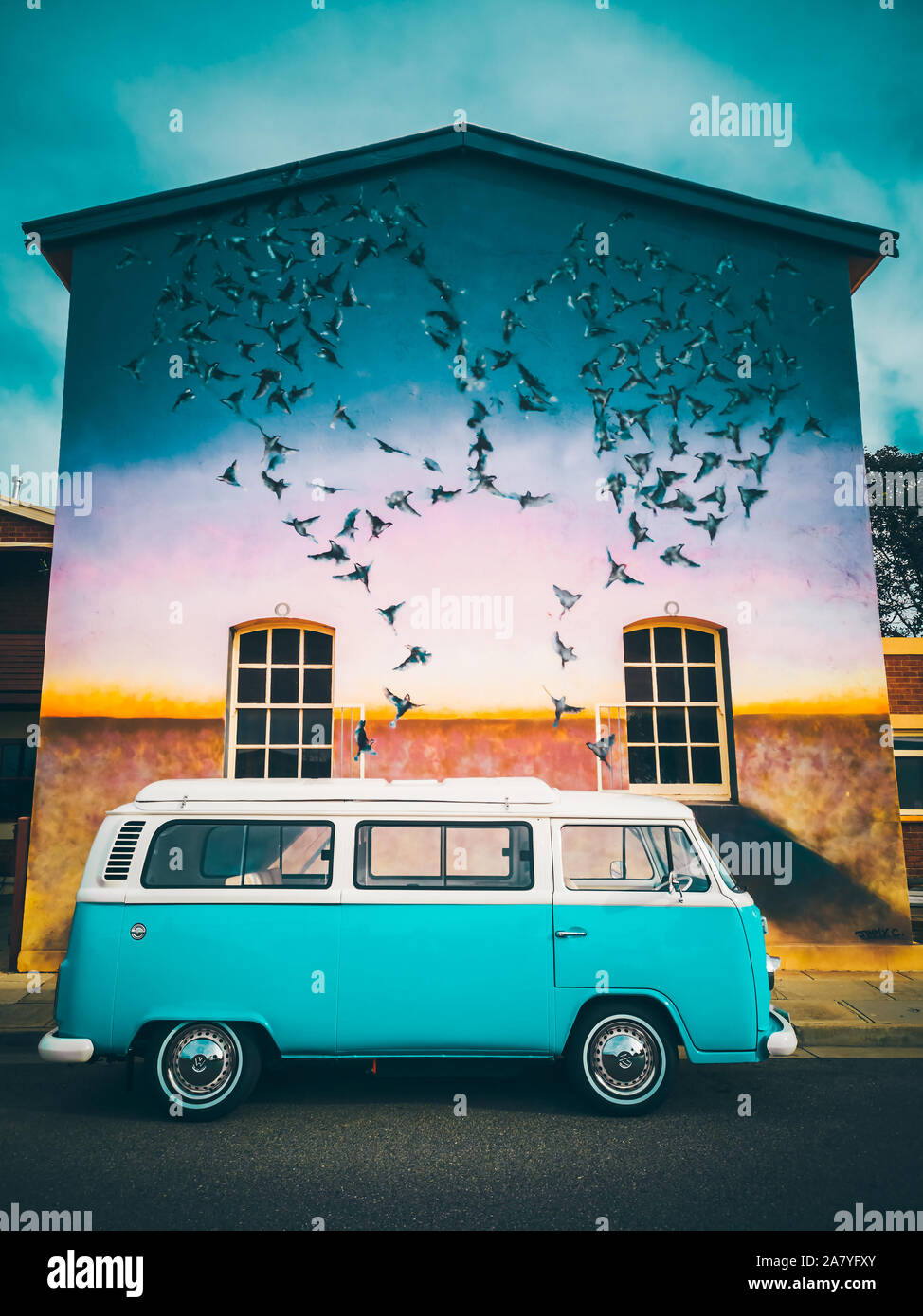 Port Adelaide, Australia - 10 Marzo 2019: Classico Volkswagen camper parcheggiato su una strada vicino a muro di graffiti Foto Stock