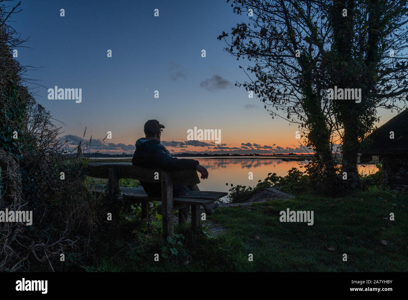 La visione di un altro glorioso tramonto a RSPB Pagham nel West Sussex Foto Stock