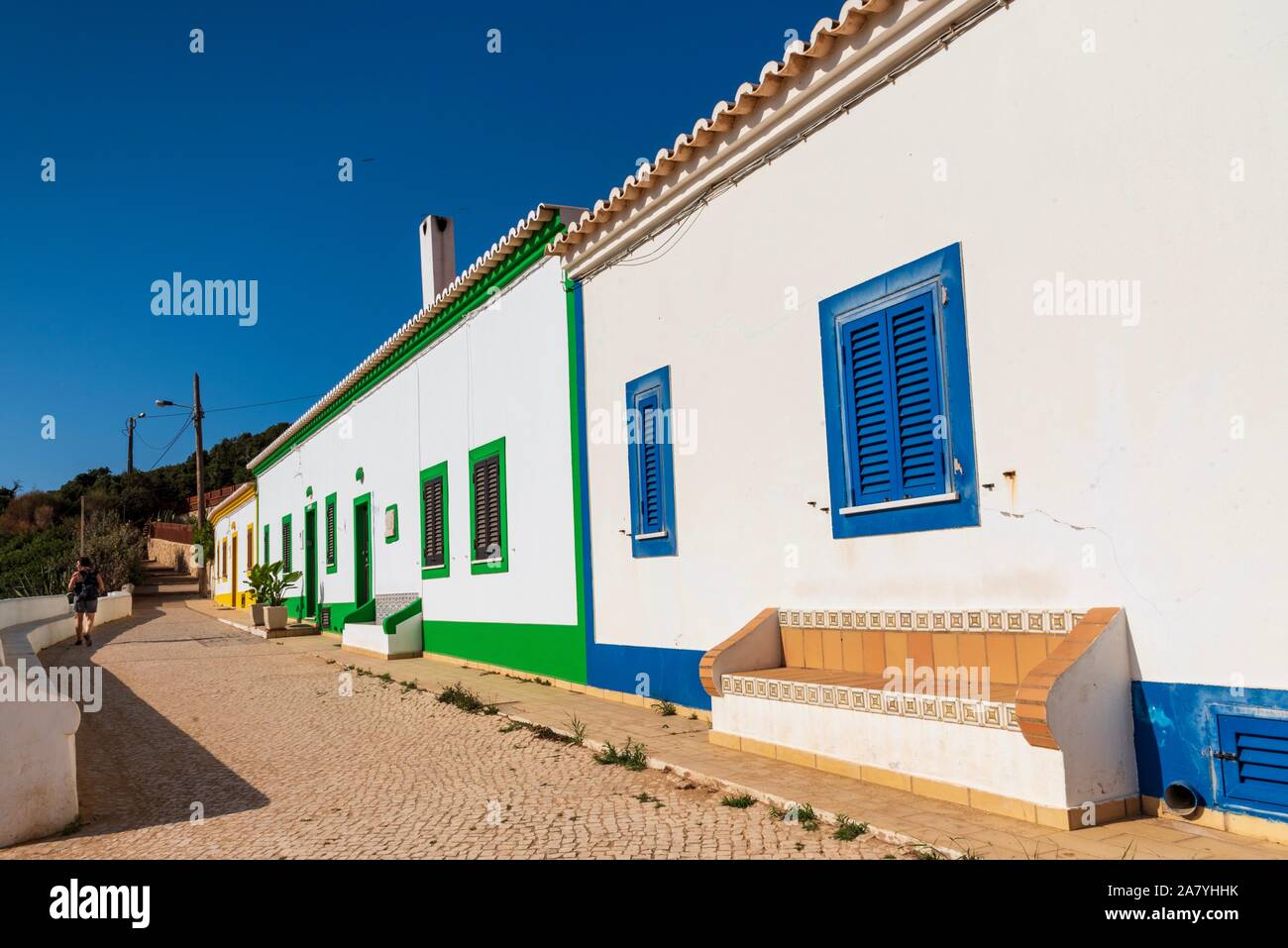 Gli edifici colorati lungo la Percurso dos Sete Vales trail, Algarve, Portogallo. Foto Stock