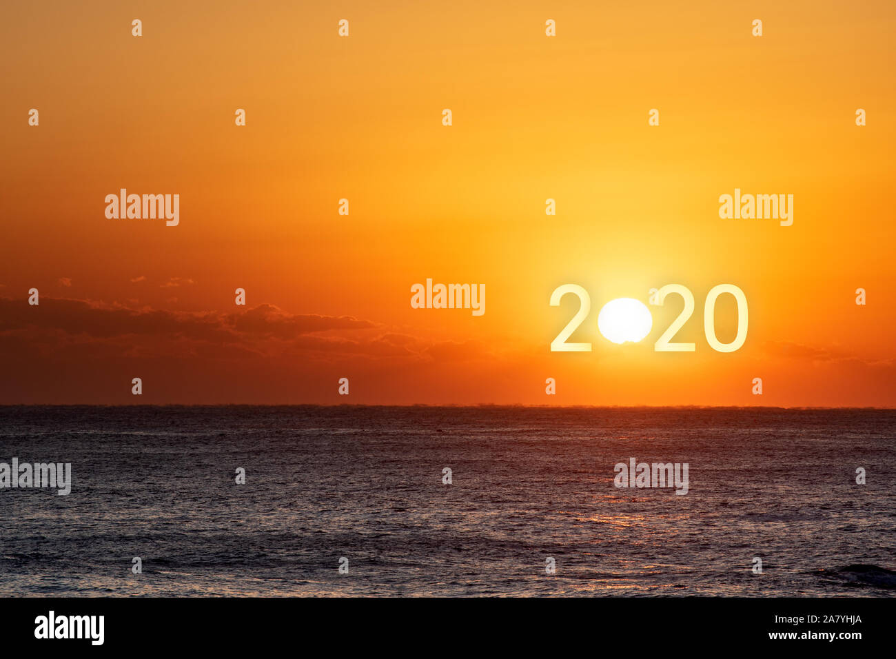 Felice anno nuovo 2020. Bellissimo tramonto sull'oceano. Foto Stock