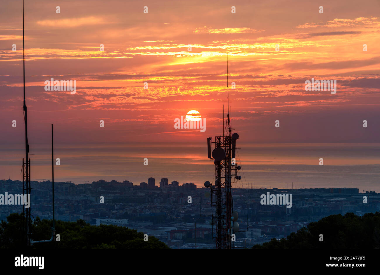 Cartoline di Barcellona. Sunrise al di sopra di Badalona e Barcellona. Il paesaggio del catalano la capitale. Foto Stock