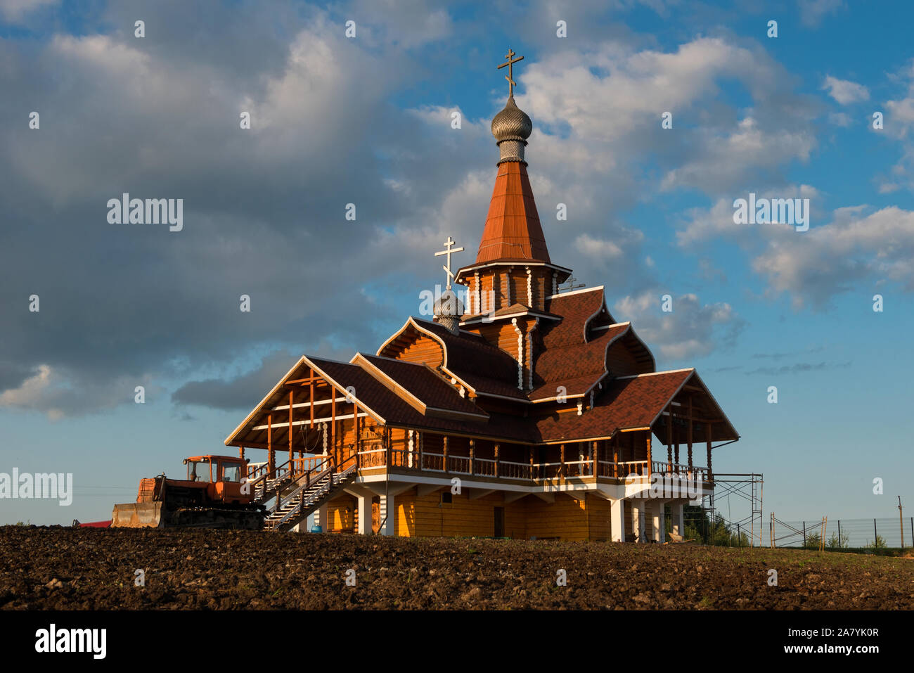 La Chiesa di tedesco in Stolobensky Sosnici in una serata estiva al tramonto. Costruito nello stile di Novgorod chiese di legno. Foto Stock