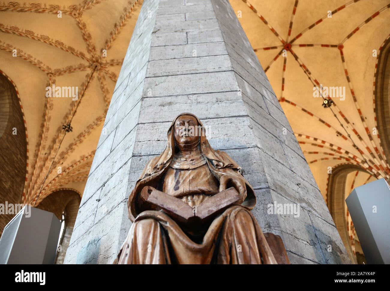 Santa Brigida, la statua in legno "Il ritratto-come Brigida' a Vadstena monastero chiesa, probabilmente dall'altare di Santa Brigida inaugurato nel 1392. Brigida di Svezia (c. 1303 - 23 luglio 1373); nasce come Brigida Birgersdotter, anche Brigida di Vadstena o Santa Brigida (Svedese: heliga Birgitta), era un mistico e un santo, e fondatore della Bridgettines monache e monaci dopo la morte del marito di venti anni.Photo Jeppe Gustafsson Foto Stock