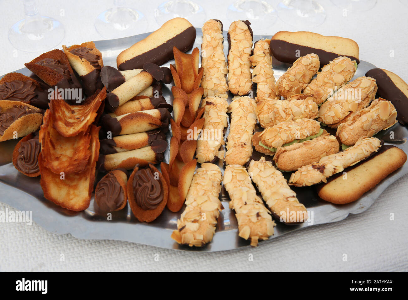 Piatto da portata con eleganti biscotti francesi Foto Stock